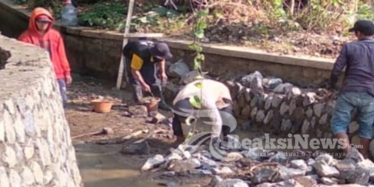 Kurangnya Pengawasan Pekerjaan Proyek Peningkatan Jaringan Irigasi Tidak Memakai APD Yang Lengkap❗
