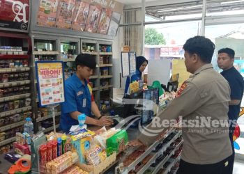Patroli Dialogis Polsek Lembursitu Sambangi Alfamart Berikan Pesan Kamtibmas