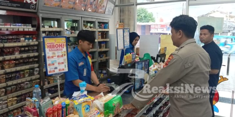 Patroli Dialogis Polsek Lembursitu Sambangi Alfamart Berikan Pesan Kamtibmas