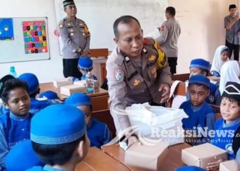 Peduli Kasih Anak Bangsa, Polsek Baros Gelar Jum’at Berkah bersama SD Qur’an Smart Sejahtera