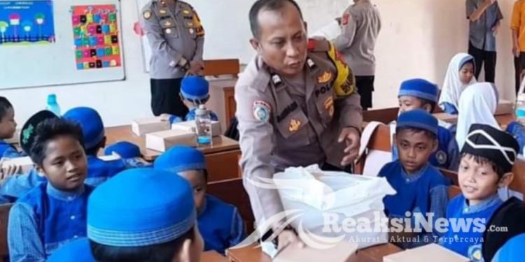 Peduli Kasih Anak Bangsa, Polsek Baros Gelar Jum’at Berkah bersama SD Qur’an Smart Sejahtera