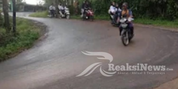 Dampak Cut and Fill Lapang Walagri Parakansalak, Seorang Siswa Pengendara Motor Tergelincir Hingga Tersungkur Jatuh