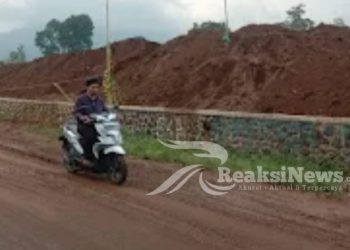 Akibat Pengerjaan Proyek Stadion Lapang Walagri Parakansalak, Mengakibatkan Jalan Licin