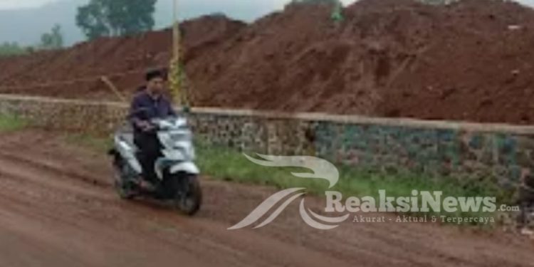 Akibat Pengerjaan Proyek Stadion Lapang Walagri Parakansalak, Mengakibatkan Jalan Licin