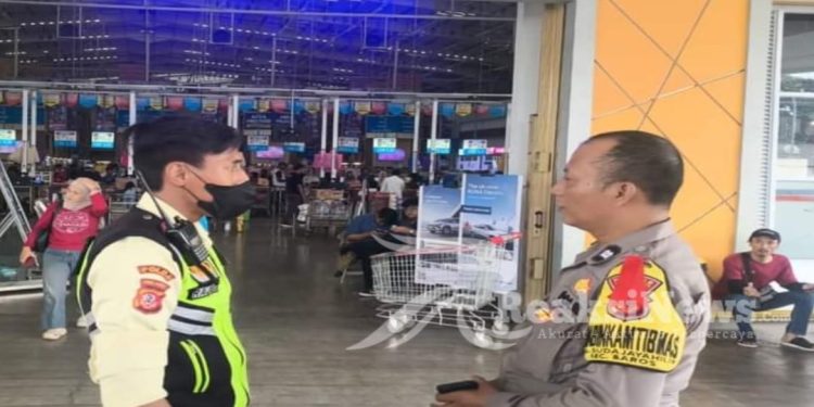 Sambang Kamtibmas, Bhabinkamtibmas Sudajayahilir Serukan Pemilu Damai 2024 bersama Security Indogrosir