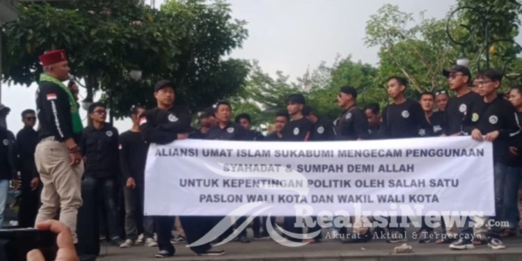 Aksi 411 Menolak Politisasi Agama Laskar Fisabilillah Indonesia Menggelar Demo di Alun-alun Kota Sukabumi