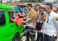 AKBP Samian Bagikan Bantuan Makanan Kepada Pengendara Di Cibadak