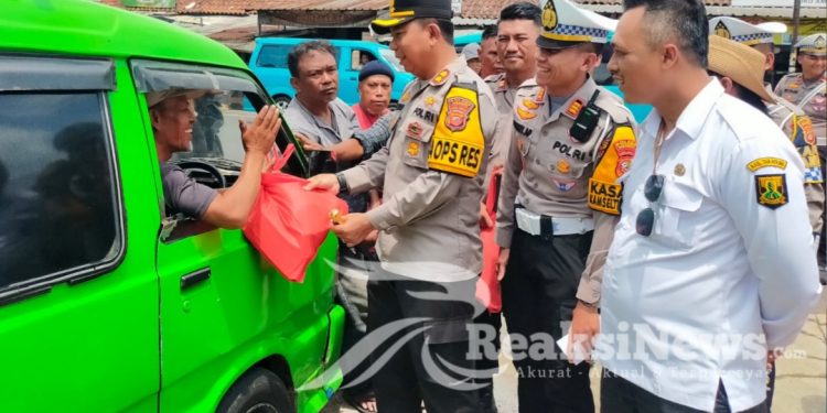AKBP Samian Bagikan Bantuan Makanan Kepada Pengendara Di Cibadak