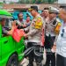 AKBP Samian Bagikan Bantuan Makanan Kepada Pengendara Di Cibadak