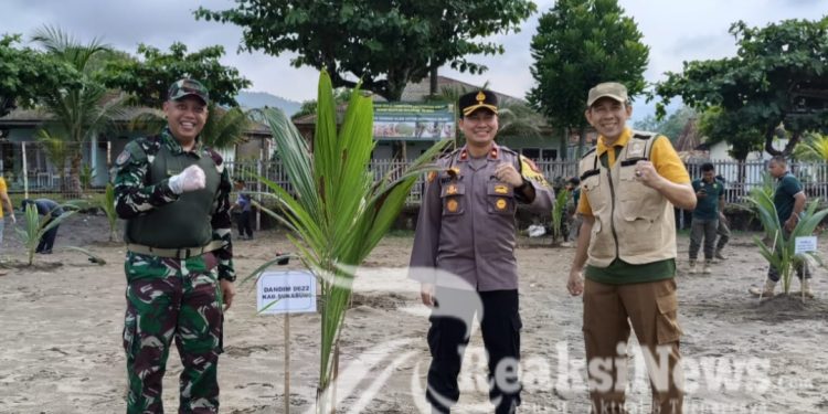 Mewujudkan Asta Cita Kodim 0622/Kab. Sukabumi Bergerak Bersama Gelar Aksi Tanam Pohon dan Bersih – Bersih Pantai Gado Bangkong Palabuhanratu