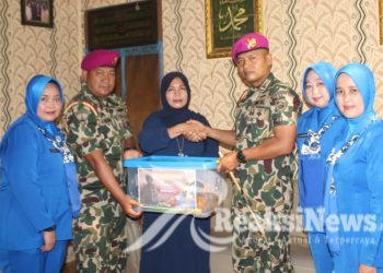 Danpuslatpurmar 6 Antralina Berikan Tali Asih Terhadap Keluarga Almarhum Prajurit Marinir