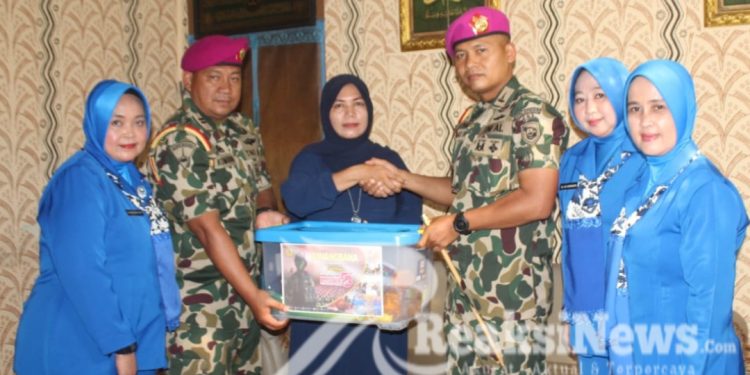 Danpuslatpurmar 6 Antralina Berikan Tali Asih Terhadap Keluarga Almarhum Prajurit Marinir