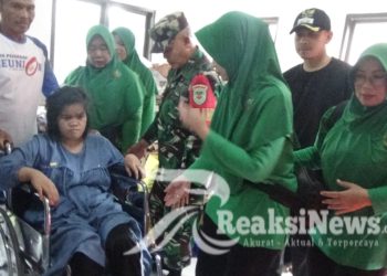 Ketua Persit KCK.CAB XVII Dim 0607 Berikan Bantuan 4 Kursi Roda dan Stroller