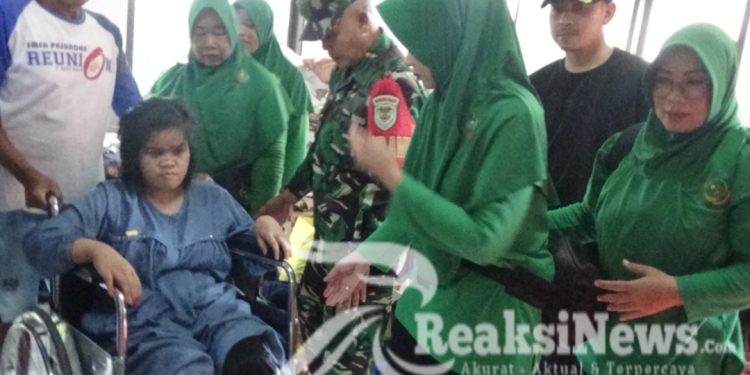 Ketua Persit KCK.CAB XVII Dim 0607 Berikan Bantuan 4 Kursi Roda dan Stroller
