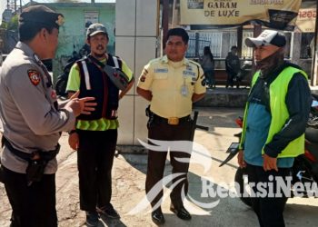 Anggota Patroli Himbau Tukang Parkir Agar Tertib Pada Peraturan