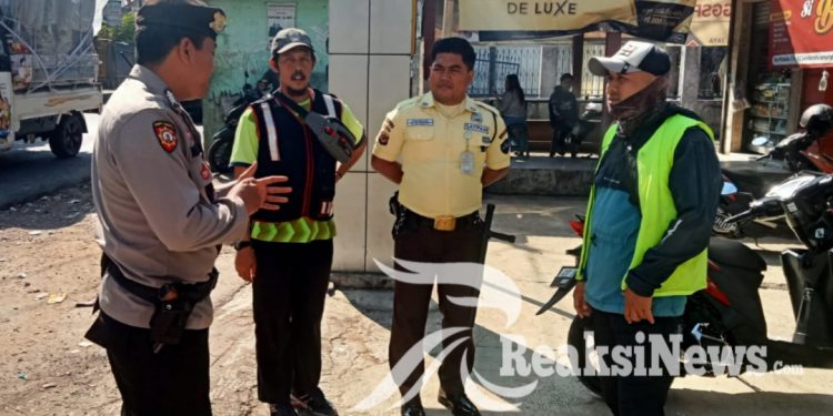 Anggota Patroli Himbau Tukang Parkir Agar Tertib Pada Peraturan