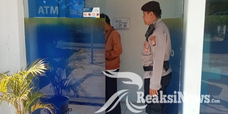 Cegah Kejahatan Perbankan Saat Patroli siang hari Anggota Polsek Lembursitu kontrol ATM