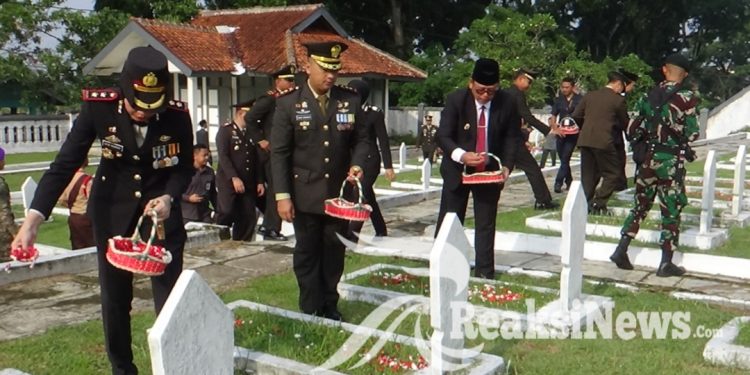 Dandim 0607/ Kota Sukabumi bersama Forkopimda Ziarah dan Tabur Bunga