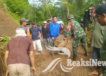 Tanamkan Jiwa Gotongroyong, Babinsa Bantarkalong Bareng Warga Lakukan Kerja Bakti