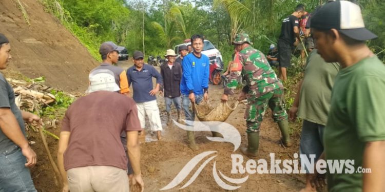 Tanamkan Jiwa Gotongroyong, Babinsa Bantarkalong Bareng Warga Lakukan Kerja Bakti