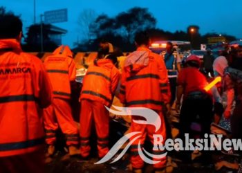 Polisi Evakuasi Korban & Mobil Kecelakaan Beruntun di Tol Cipularang