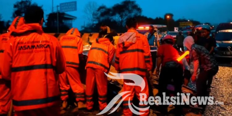 Polisi Evakuasi Korban & Mobil Kecelakaan Beruntun di Tol Cipularang