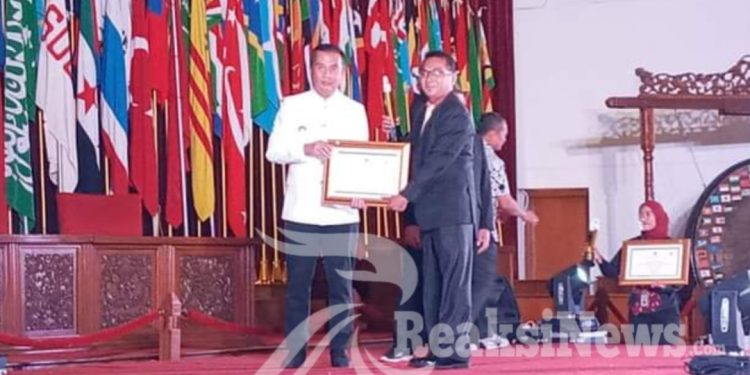 Pemkab Sukabumi Raih Penghargaan Kabupaten Informatif 2024 dari Komisi Informasi Jabar