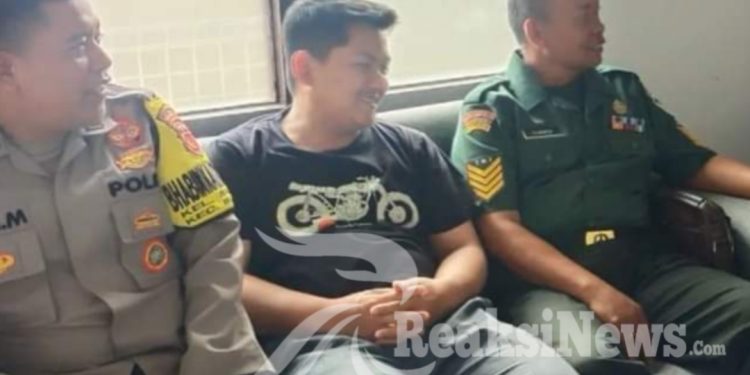 Antisipasi banjir, Bhabinkamtibmas Polsek Baros Tinjau Aliran Drainase Wilayah Binaan