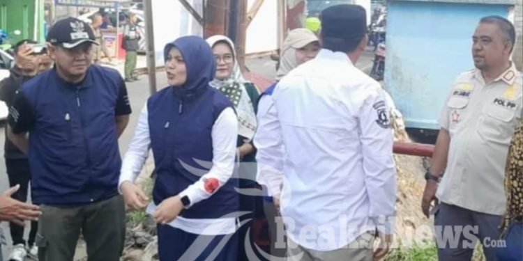 Tinjau Lokasi Banjir, Kapolsek Baros Dampingi Plt Walikota Sukabumi Pasca Banjir