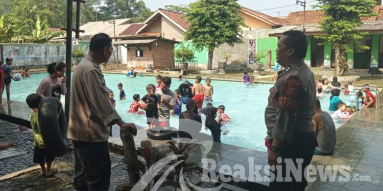Patroli Tempat Wisata Kolam Renang Sport Garden Anggota Samapta Polsek Lembursitu