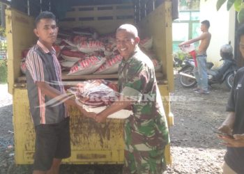Bentuk Konsisten TNI Dalam Mendukung Ketahanan Pangan di Sukabumi, Babinsa Dampingi Penyaluran Bibit Jagung Sebanyak 4 Ton