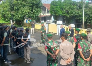 Enam Anggota Koramil 2203/Warungkiara Dampingi Penertiban APK Di Masa Tenang Pilkada 2024