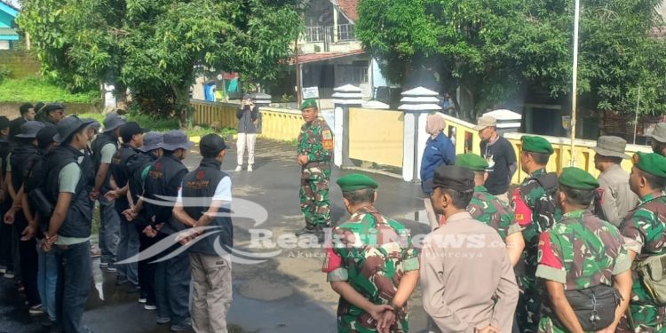 Enam Anggota Koramil 2203/Warungkiara Dampingi Penertiban APK Di Masa Tenang Pilkada 2024