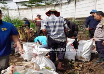 Jalin Kehangatan dan Kebersamaan, Bhabinkamtibmas Polsek Baros Gelar Kerja Bakti dengan Warga Ciwaringin