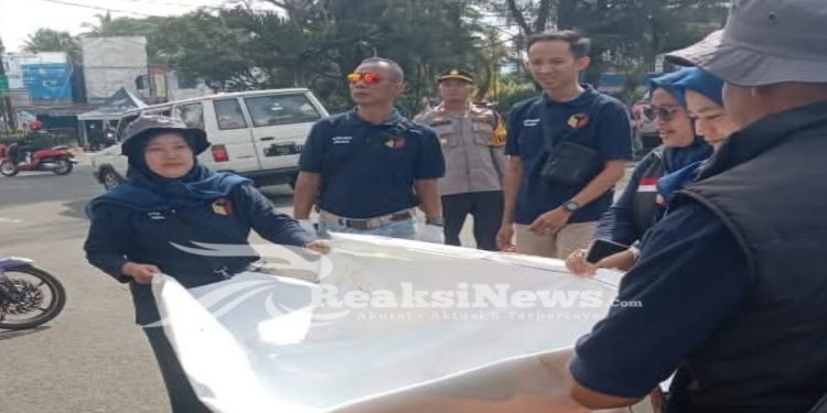 Penertiban APK Pilkada 2024, di Kecamatan Sukaraja Aman dan Lancar