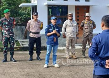 Forkopincam Cisolok bersama PPK Distribusikan Logistik Pilkada Serentak 2024