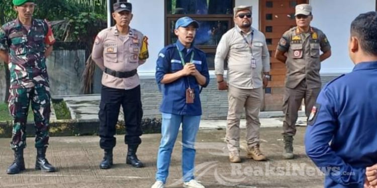 Forkopincam Cisolok bersama PPK Distribusikan Logistik Pilkada Serentak 2024