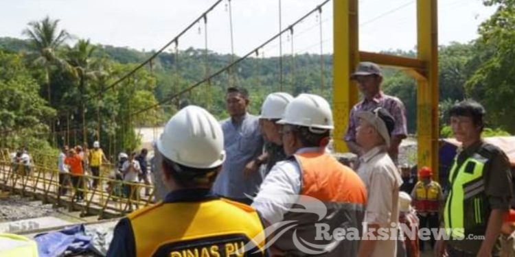 Tinjau Pembangunan Jembatan Cileuleuy Warungkiara, Bupati Dukung Akses dan Ekonomi Masyarakat