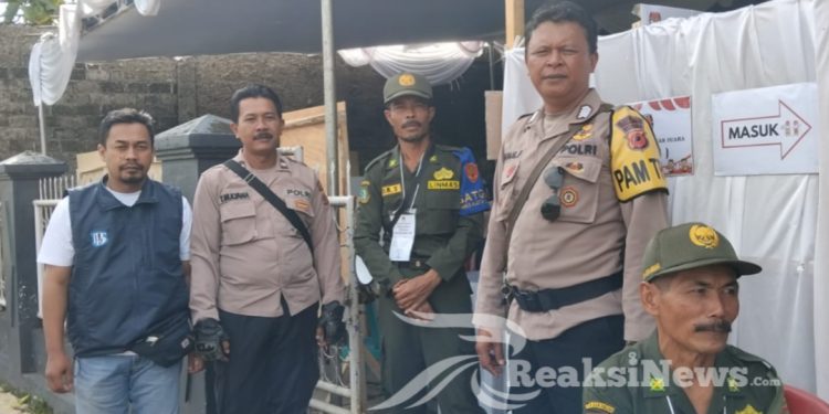 Anggota Polsek Lembursitu Laksanakan Pengamanan TPS dan Berikan Himbauan Kamtibmas
