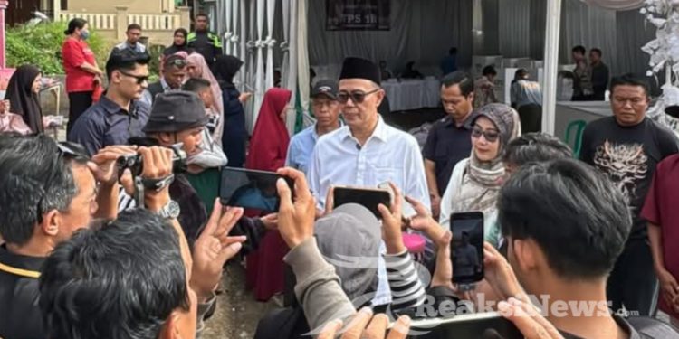Paslon Nomor Urut 2 Ayep Zaki Bersama Istri Mencoblos di TPS 18 Dayeuhluhur