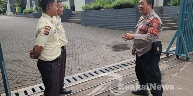 Sambangi Perusahaan PT. SCM Unit Samapta Polsek Lembursitu Patroli Dialogis Dengan Petugas Satpam, Sampaikan Himbauan Kamtibmas