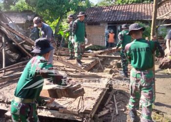 Puslatpurmar 6 Antralina Bersama Masyarakat Bangun Rumah Warga Korban Bencana Alam