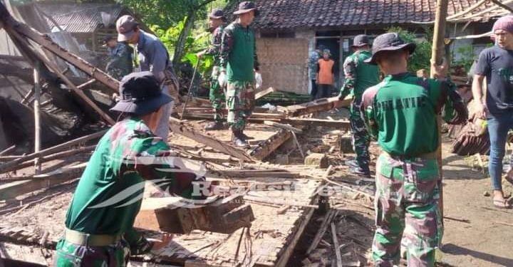 Puslatpurmar 6 Antralina Bersama Masyarakat Bangun Rumah Warga Korban Bencana Alam