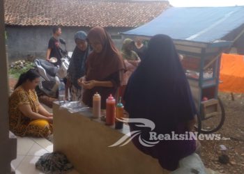 Tim Relawan Graddy Pendukung H.Ayep Zaki – Bobby Maulana Gelar Makan Bakso Gratis