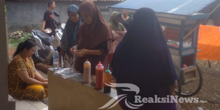 Tim Relawan Graddy Pendukung H.Ayep Zaki – Bobby Maulana Gelar Makan Bakso Gratis