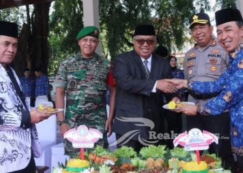 Hut Korpri dan Pgri, Bupati Sematkan Tanda Kehormatan Satyalancana Karya Satya