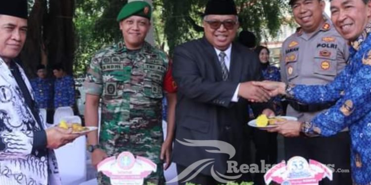 Hut Korpri dan Pgri, Bupati Sematkan Tanda Kehormatan Satyalancana Karya Satya