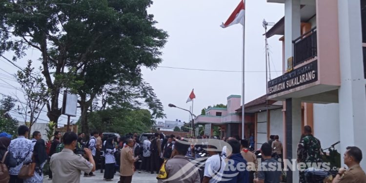 Camat Sukalarang Remehkan Guru : Ratusan Guru Geruduk Kantor Kecamatan Sukalarang Tuntut Camat Supaya Meminta Maaf kepada Guru Seluruh Indonesia dan Mengundurkan Diri dari set PPK Sukalarang