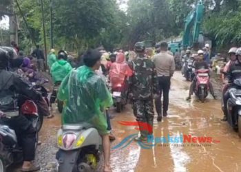 Danramil Warungkiara Turun Tangan Bantu Proses Evakuasi Longsor Di Bantargadung