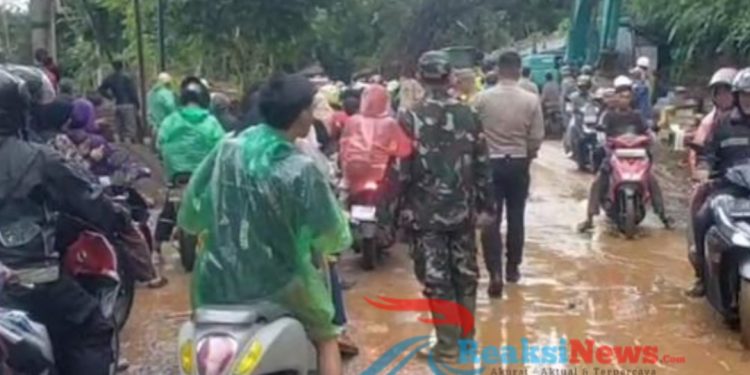 Danramil Warungkiara Turun Tangan Bantu Proses Evakuasi Longsor Di Bantargadung